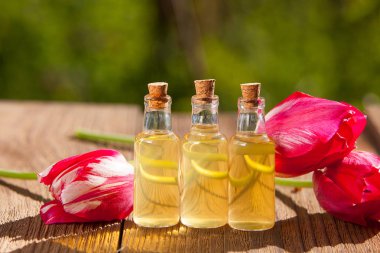 Güzel Cam masaya çiçek özü