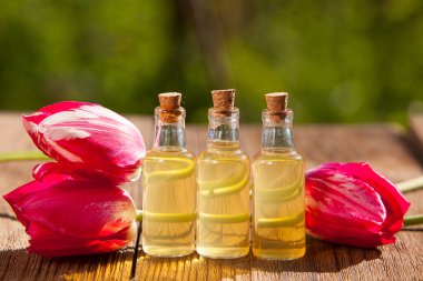 Güzel Cam masaya çiçek özü