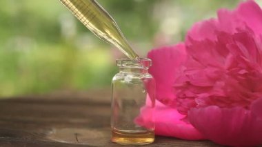 Güzel cam şişe içinde masaya Peony çiçek özü