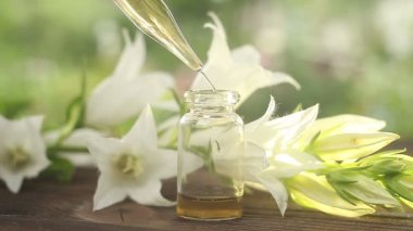 Güzel Cam masaya çiçek özü