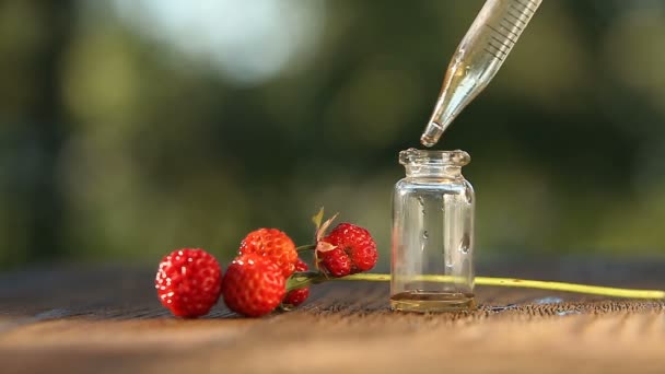 Esencia Fresa Silvestre Mesa Hermoso Frasco Vidrio — Vídeo de stock