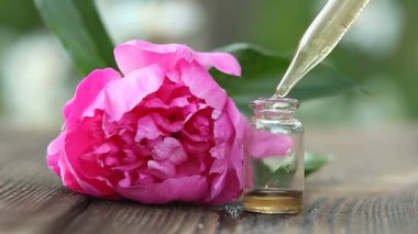 Güzel cam şişe içinde masaya Peony çiçek özü