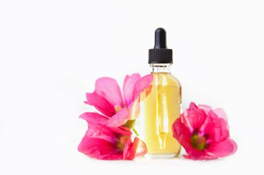 Beyaz arka plan üzerinde güzel şişe de ebegümeci esansiyel yağ