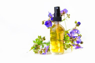 Beyaz sırt güzel şişede çayır sardunya esansiyel yağı