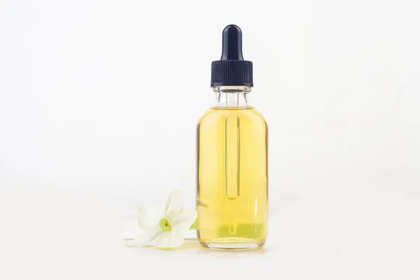 Winged tobacco essential oil in  beautiful bottle on White backg — ストック写真