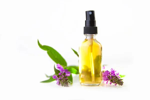 Marsh woundwort essential oil in  beautiful bottle on White back — Stock Photo, Image