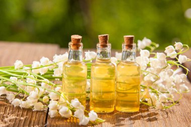 Güzel Cam masaya çiçek özü