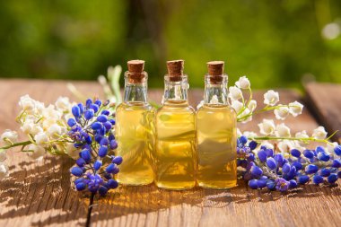 Güzel Cam masaya çiçek özü