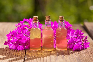 çuha çiçeği esans masada güzel şişe