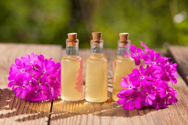 çuha çiçeği esans masada güzel şişe