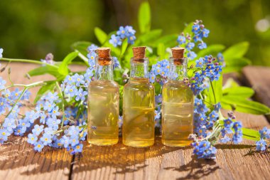 Güzel Cam masaya çiçek özü