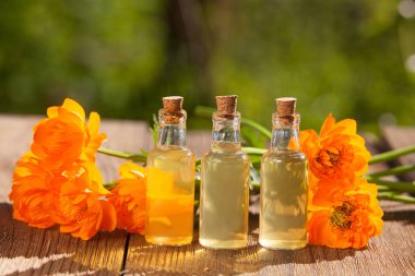 Masaya güzel cam şişe lavanta çiçek özü