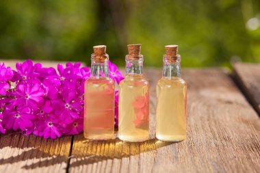 çuha çiçeği esans masada güzel şişe