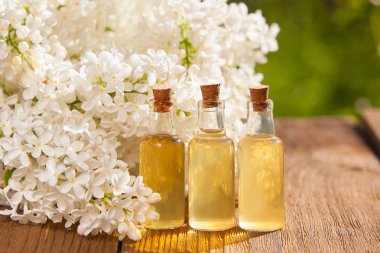 Güzel Cam masaya çiçek özü