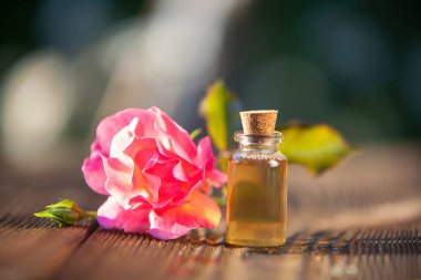 Tablo güzel cam şişede gül özü