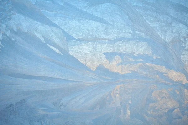 Hermosos patrones de textura de invierno de heladas en la ventana —  Fotos de Stock