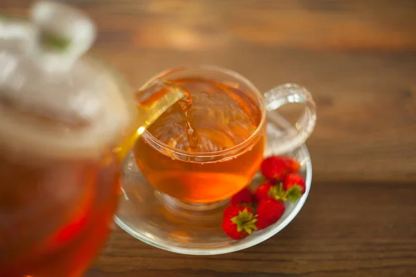 Vilda jordgubbste te i vacker kopp — Stockfoto