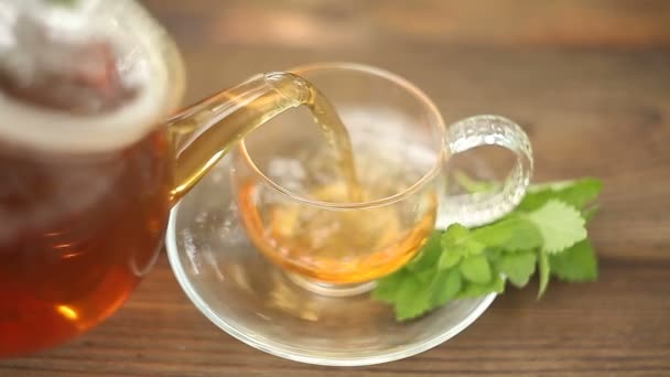 Вкусный Зеленый Чай Красивой Стеклянной Чаше Столе — стоковое видео