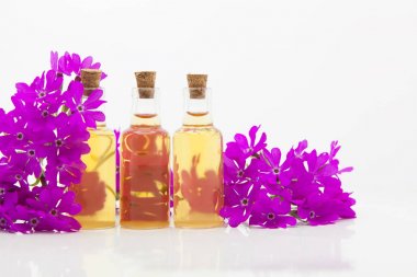 çuha çiçeği esans masada güzel şişe