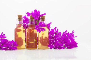 çuha çiçeği esans masada güzel şişe