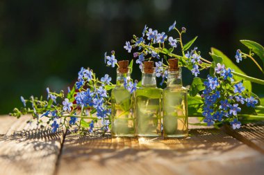 Güzel Cam masaya çiçek özü