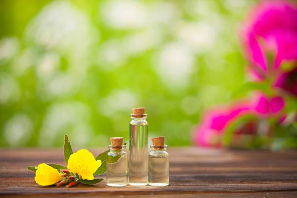 Aceite esencial en hermosa botella sobre fondo de madera —  Fotos de Stock