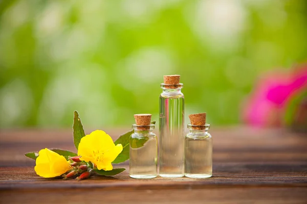 Aceite esencial en hermosa botella sobre fondo de madera — Foto de Stock