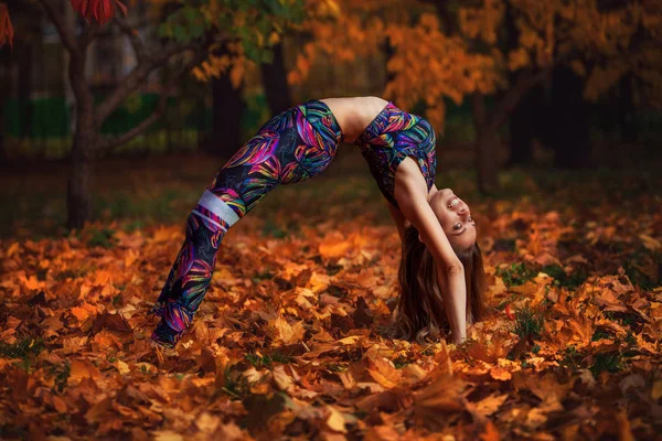 Menina bonita fazendo ioga no outono — Fotografia de Stock