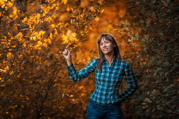 美丽的女人在秋天在红森林散步 — 图库照片