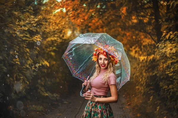 Bella donna in autunno in passeggiate foresta rossa — Foto Stock