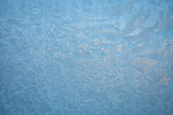 Belos padrões de textura de inverno de geada na janela — Fotografia de Stock