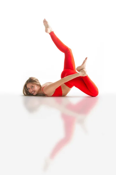Belle femme flexible faisant des poses de yoga sur blanc — Photo