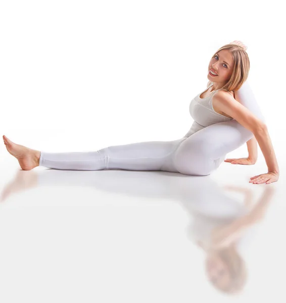 Schöne Flexible Frau Macht Yoga Posen Auf Weiß — Stockfoto