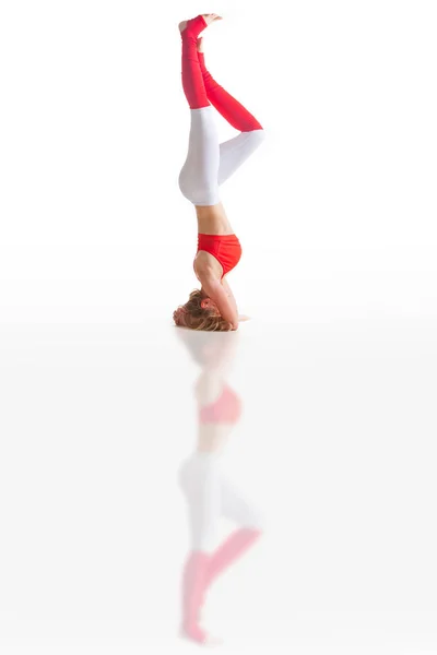 Красивая Гибкая Женщина Делает Представления Yoga Белом — стоковое фото