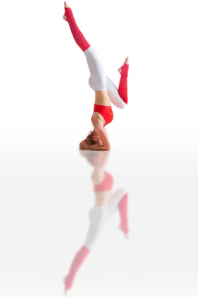 Bella Donna Flessibile Che Yoga Posa Bianco — Foto Stock