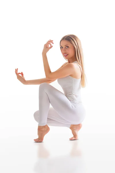 Schöne flexible Frau macht Yoga-Posen auf weiß — Stockfoto