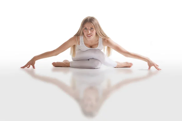 Schöne flexible Frau macht Yoga-Posen auf weiß — Stockfoto