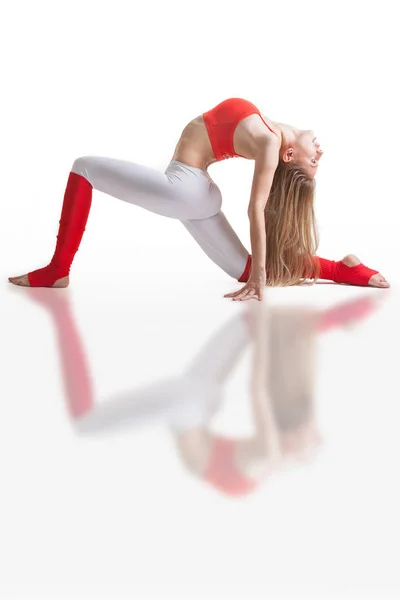 Schöne flexible Frau macht Yoga-Posen auf weiß — Stockfoto