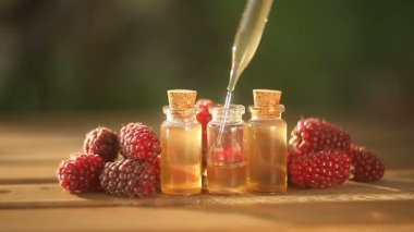 Güzel cam şişe tablo yabani ahududu özü