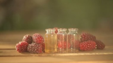 Güzel cam şişe tablo yabani ahududu özü