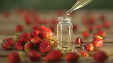 Tablo güzel cam kavanoza yabani çilek özü