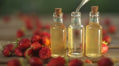 Tablo güzel cam kavanoza yabani çilek özü