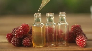 Güzel cam şişe tablo yabani ahududu özü