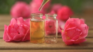 Tablo güzel cam şişede gül özü