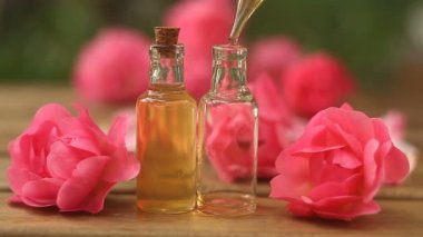 Tablo güzel cam şişede gül özü