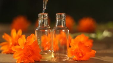 Güzel cam şişe masada calendula çiçek özü