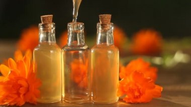 Güzel cam şişe masada calendula çiçek özü