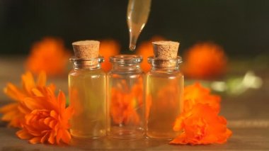 Güzel cam şişe masada calendula çiçek özü
