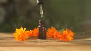 Güzel cam şişe masada calendula çiçek özü