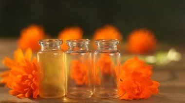 Güzel cam şişe masada calendula çiçek özü